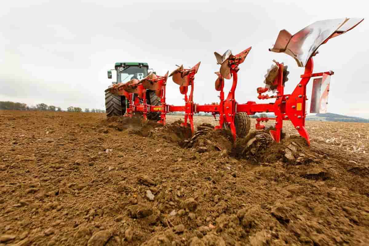 گاو آهن تراکتور فرگوسن تجهیز برای آماده سازی خاک در کشتزار های متنوع