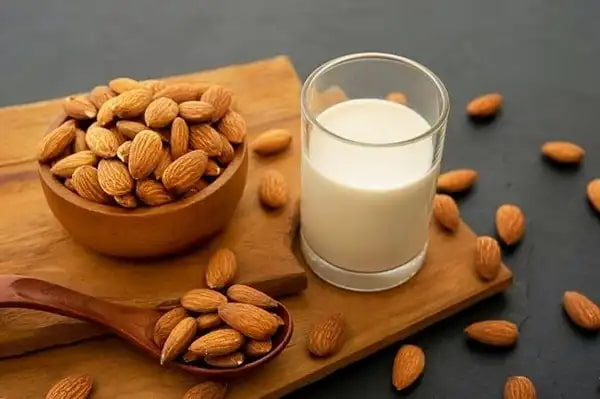 تصویر 2 از شیر بادام مرغوب مخصوص صبحانه انرژی‌ زا و سالم