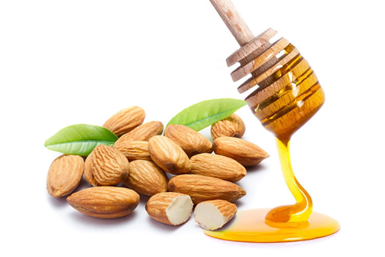 شیر بادام عسلی تازه نوشیدنی پرخاصیت برای انرژی روزانه