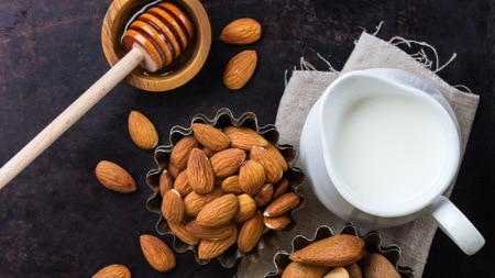 تصویر 2 از شیر بادام عسلی تازه نوشیدنی پرخاصیت برای انرژی روزانه