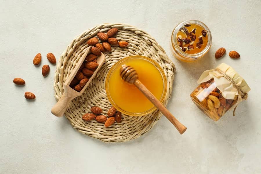 تصویر 1 از شیر بادام عسلی تازه نوشیدنی پرخاصیت برای انرژی روزانه