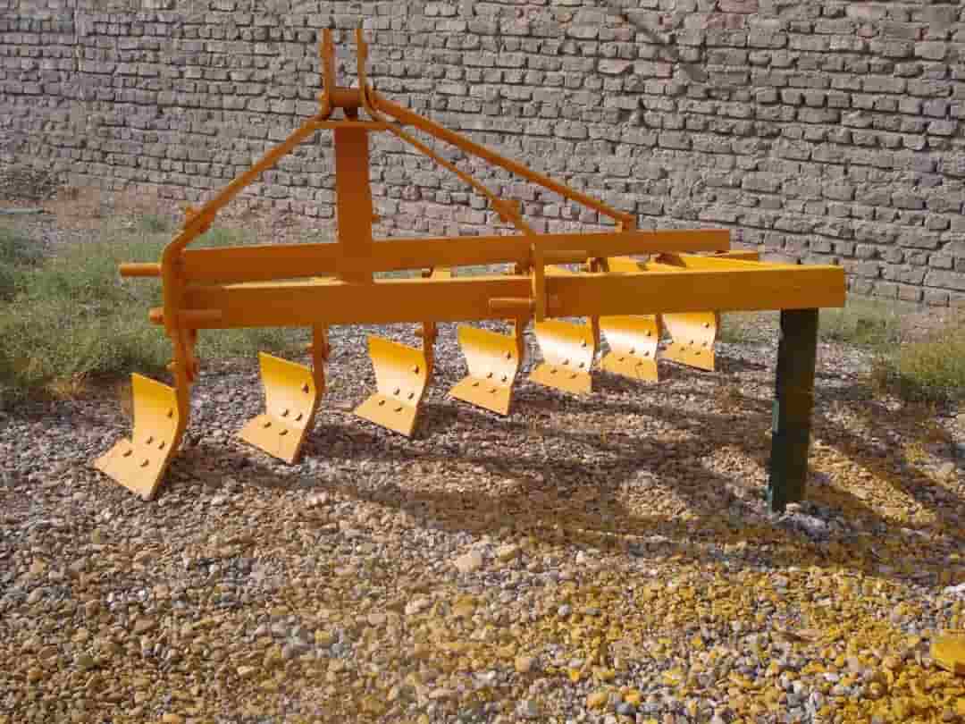 تصویر 2 از گاو آهن آلمان شرقی در رنگ بندی مختلف با طراحی بی نقص