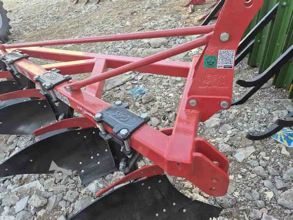 تصویر 2 از گاو آهن کمانی با تیغه‌ های خمیده برای شکافت آسان خاک