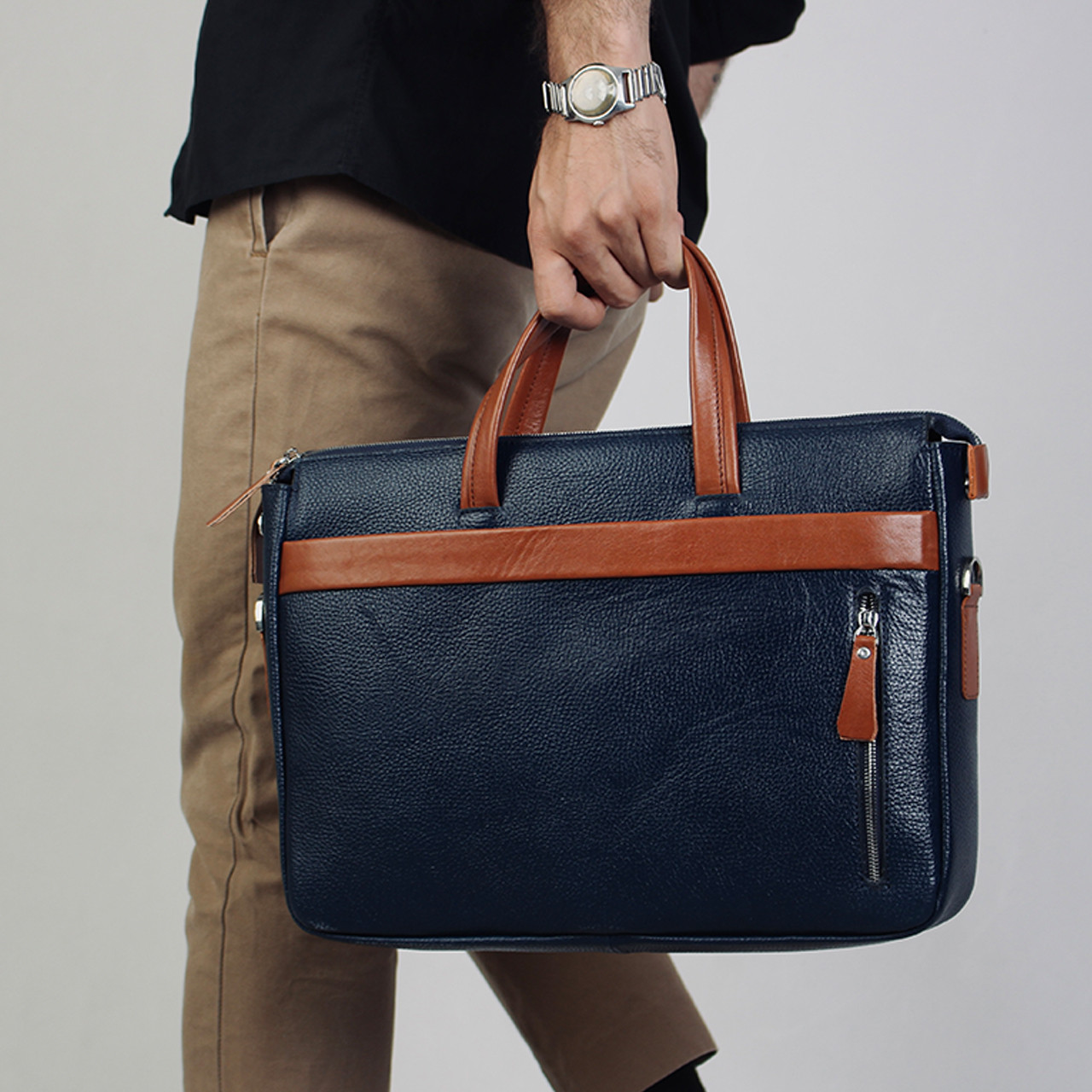 تصویر 2 از کیف چرم اداری سرمه ای طبیعی در مدل‌ های متنوع