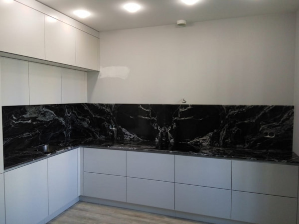 تصویر 1 از سنگ مرمریت مشکی براق با طراحی لوکس و مناسب کف سالن ها