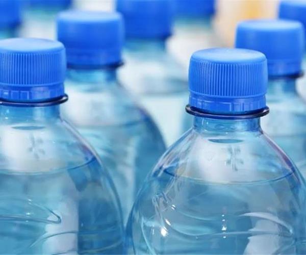 آب معدنی درفش کوهستانی با بسته‌ بندی بهداشتی