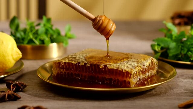 تصویر 3 از عسل سبلان رشت تازه برداشت شده