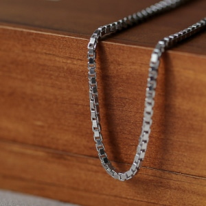 گردنبند نقره مردانه ماری با جزئیات ظریف و دلنشین