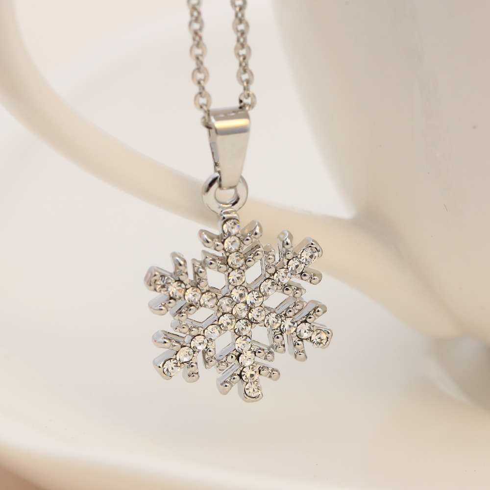 تصویر 2 از گردنبند نقره مدل دانه برف مناسب خانم های مشکل پسند