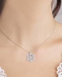 تصویر 3 از گردنبند نقره مدل دانه برف مناسب خانم های مشکل پسند