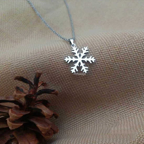 تصویر 4 از گردنبند نقره مدل دانه برف مناسب خانم های مشکل پسند