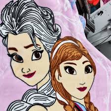 تصویر 1 از پتو گلبافت السا و آنا با الیاف نرم و سبک مناسب اتاق کودک و نوزاد