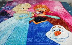 تصویر 3 از پتو گلبافت السا و آنا با الیاف نرم و سبک مناسب اتاق کودک و نوزاد