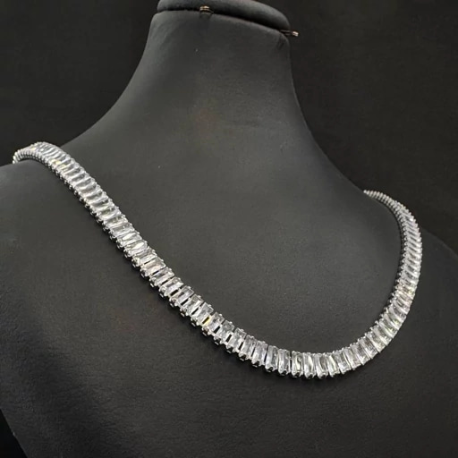 گردنبند نقره تنیسی مردانه انتخابی مناسب برای استایل رسمی