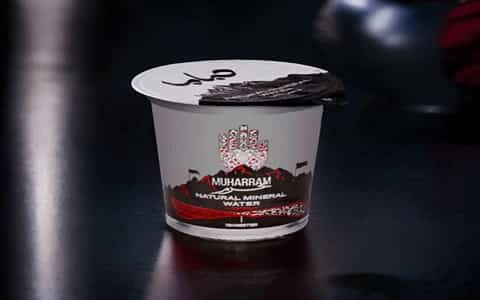 تصویر 1 از آب معدنی لیوانی طرح محرم با بسته‌ بندی ویژه مراسم مذهبی