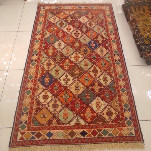 تصویر 3 از گلیم دستبافت هرسین با نقوش سنتی و جلوه چشم‌ نواز