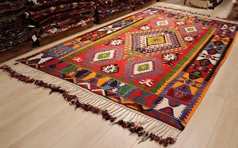 گلیم دستبافت پادری با طراحی منحصر به‌ فرد و سبک سنتی