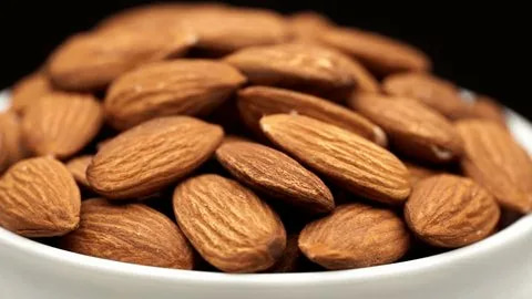 تصویر 1 از بادام درختی پوست کنده خام مخصوص شیرینی پزی