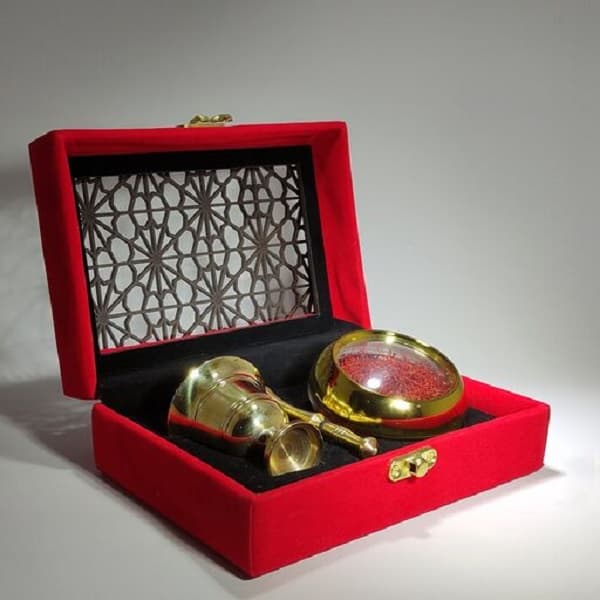 زعفران بسته بندی لوکس رشته‌ های جمع‌ آوری‌ شده با فرآیند سنتی