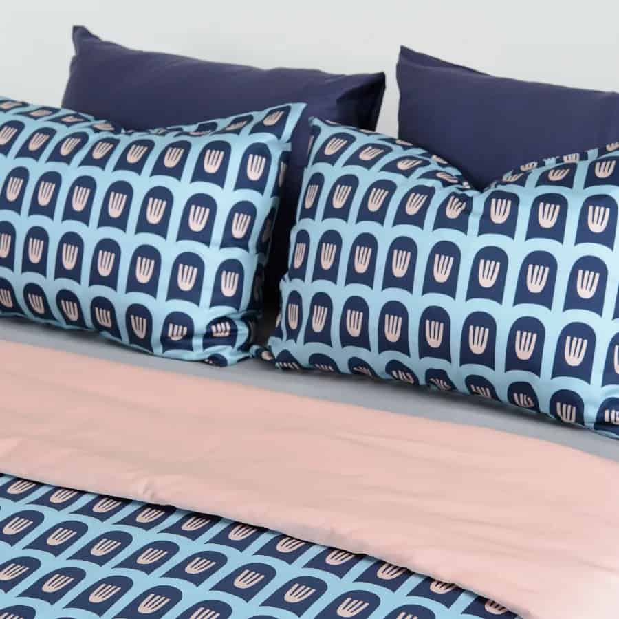 تصویر 3 از روبالشتی گلدوزی قدیمی با الهام از طرح‌ های سنتی و ظرافت خاص