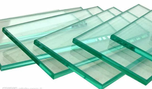 کفپوش شیشه‌ ای مقاوم با طراحی مدرن و مینیمال