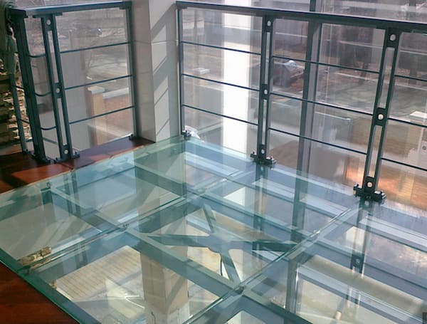 تصویر 2 از کفپوش شیشه‌ ای مقاوم با طراحی مدرن و مینیمال