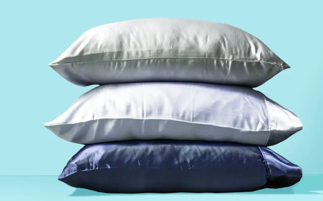 تصویر 2 از روبالشتی طوسی صورتی با بافتی لطیف و جلوه‌ ای دلپذیر برای اتاق خواب