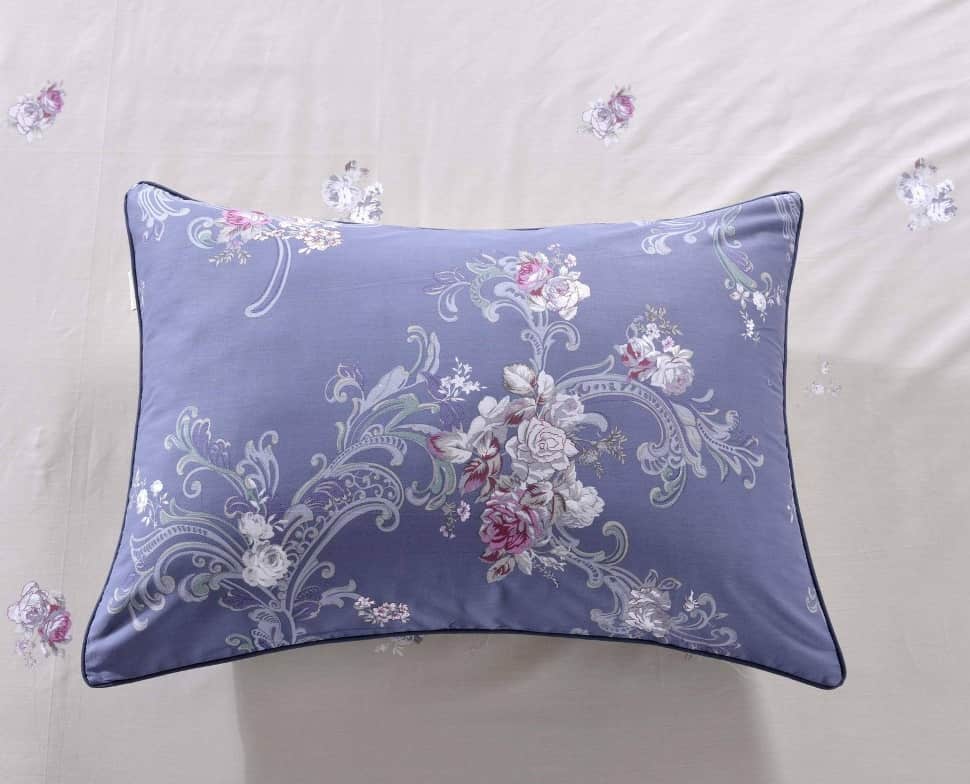 روبالشتی گل گلی نمایی چشم نواز برای محیط خواب