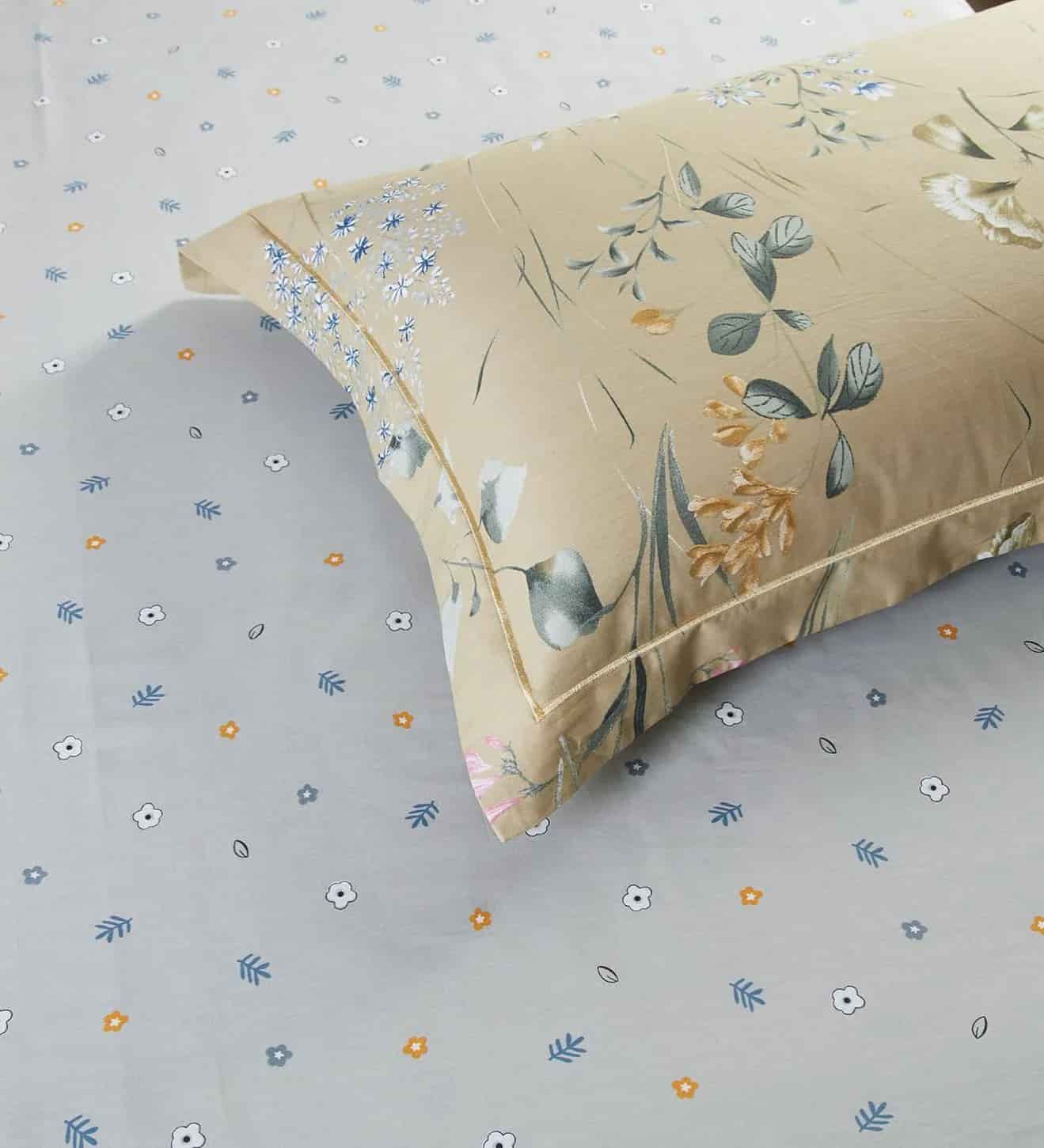 تصویر 1 از روبالشتی گل گلی نمایی چشم نواز برای محیط خواب