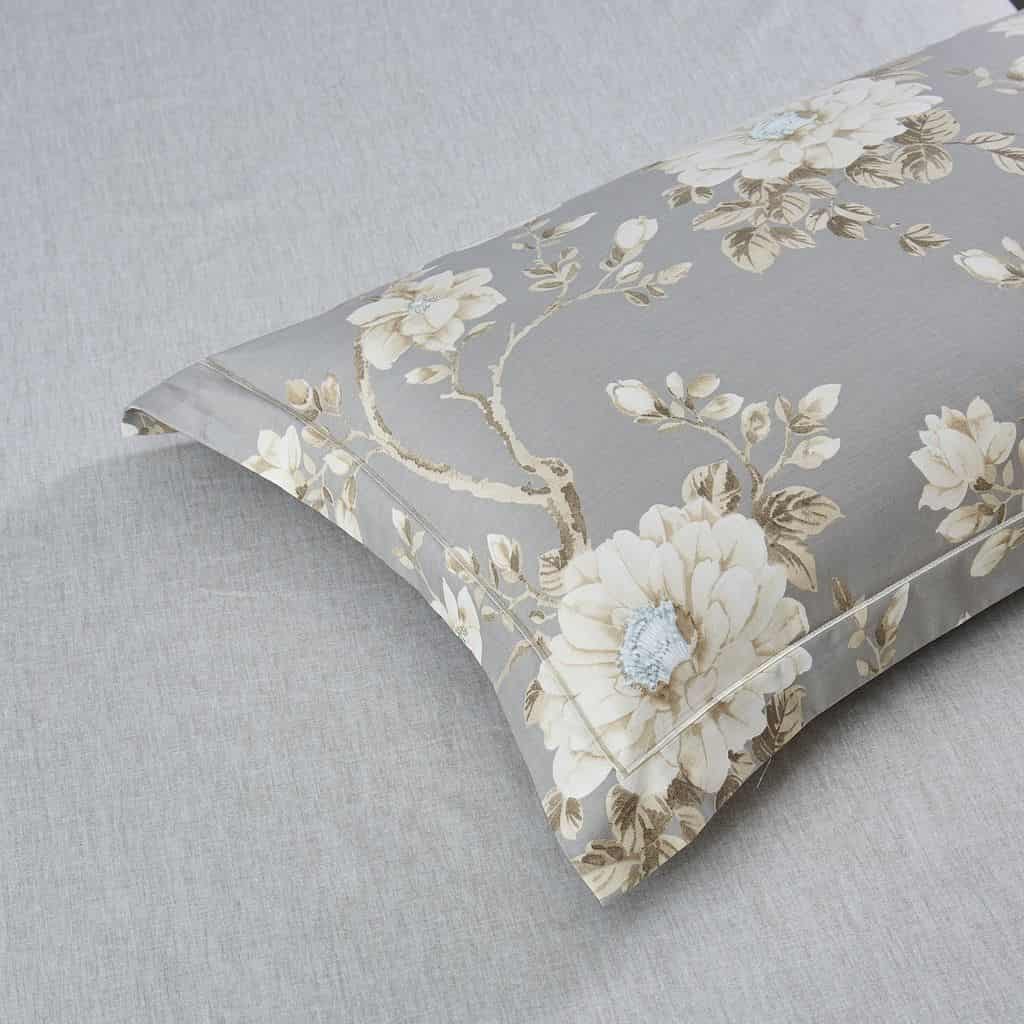 تصویر 4 از روبالشتی گل گلی نمایی چشم نواز برای محیط خواب