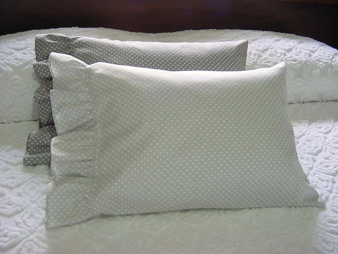 روبالشتی لبه چین دار جلوه‌ ای ملایم و دوست داشتنی