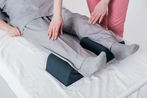 تصویر 2 از انواع بالشت زیر زانو با قابلیت حفظ حالت و عدم تغییر شکل