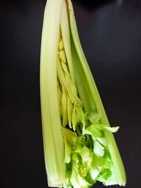 تصویر 3 از کرفس سالم با ساقه‌ های ضخیم مناسب بازار مصرف داخلی