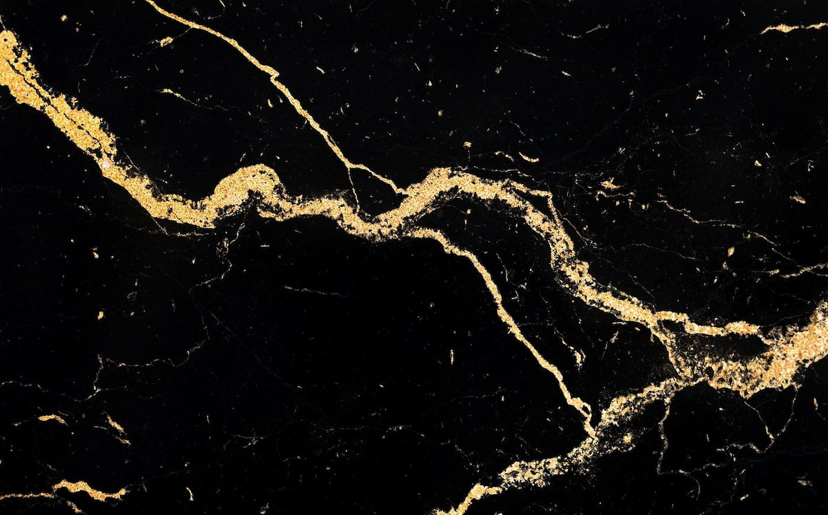 سنگ گرانیت مشکی رگه طلایی نصب در فضا های داخلی و نمای ساختمان