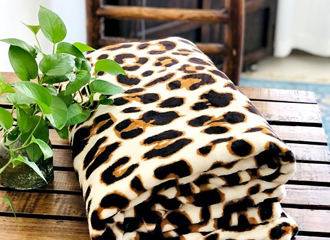 تصویر 2 از پتو مسافرتی پلنگی سبک چهار فصل با راحتی بالا