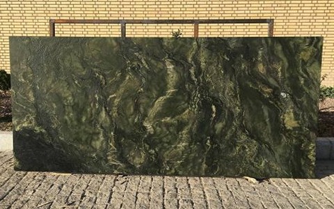 سنگ گرانیت سبز جنگلی بیرجند سطح صاف و یکنواخت برای نصب دقیق