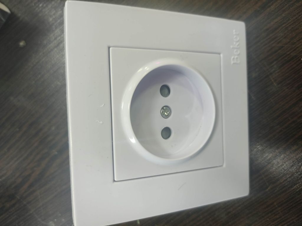 تصویر 2 از پریز برق سفید توکار بکر با کیفیت بالا