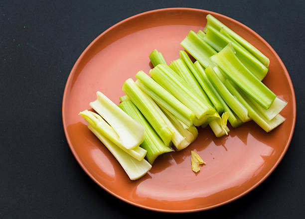 تصویر 4 از کرفس رژیمی کم‌ کالری مناسب برنامه‌ های کاهش وزن اصولی