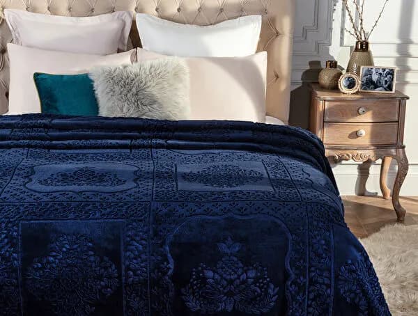 تصویر 2 از پتو گلبافت سرمه ای لوکس با ظاهر شیک