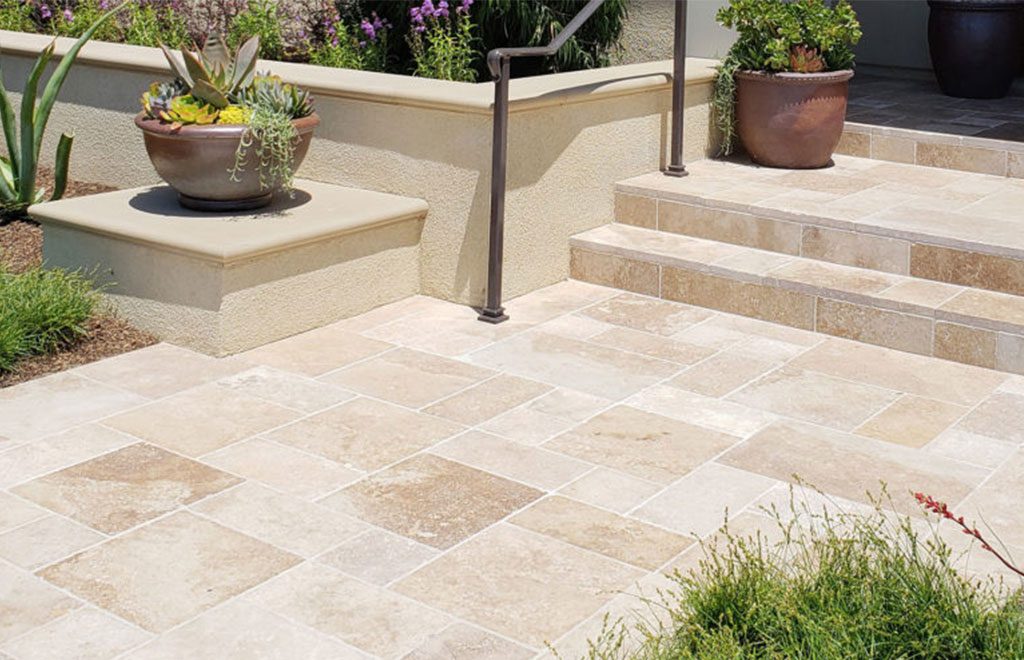 سنگ تراورتن کف حیاط مناسب ساختمان مدرن