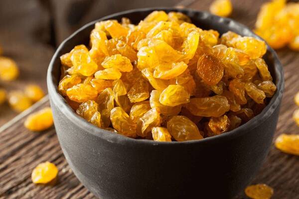 تصویر 1 از انواع کشمش طلایی با فرآوری سنتی و بسته بندی لوکس