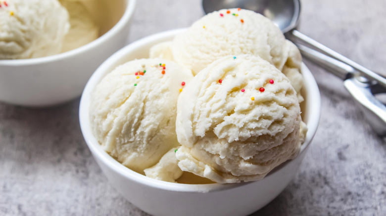 تصویر 3 از بستنی وانیلی صنعتی با قوام عالی و طعمی منحصر به فرد