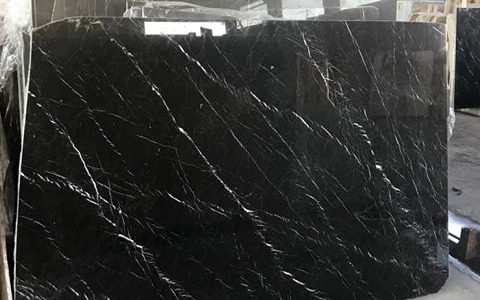 تصویر 1 از سنگ تراورتن سیاه رنگ عمیق هماهنگ فضا های امروزی