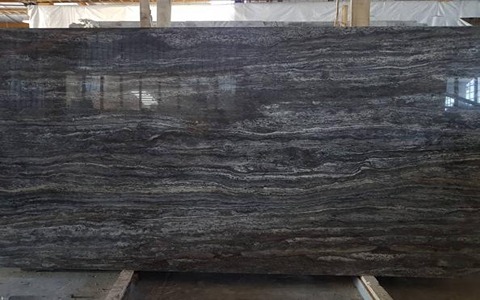 تصویر 2 از سنگ تراورتن سیاه رنگ عمیق هماهنگ فضا های امروزی