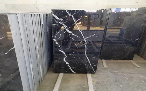 تصویر 3 از سنگ تراورتن سیاه رنگ عمیق هماهنگ فضا های امروزی