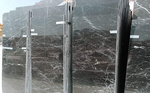 تصویر 4 از سنگ تراورتن سیاه رنگ عمیق هماهنگ فضا های امروزی