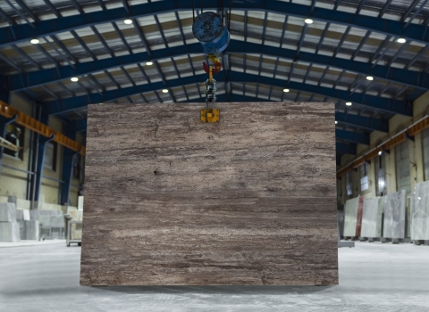 تصویر 1 از سنگ تراورتن خرمایی تکاب با جلوه طبیعی و رگه‌ های زیبا برای نما