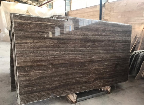 سنگ تراورتن خرمایی تکاب با جلوه طبیعی و رگه‌ های زیبا برای نما