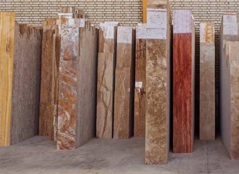 تصویر 3 از سنگ تراورتن خرمایی تکاب با جلوه طبیعی و رگه‌ های زیبا برای نما