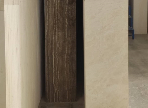 تصویر 4 از سنگ تراورتن خرمایی تکاب با جلوه طبیعی و رگه‌ های زیبا برای نما